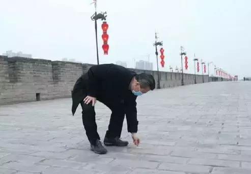 2016年12月王永康暗访城墙景区环境卫生清洁，期间先后捡拾起27个烟头。