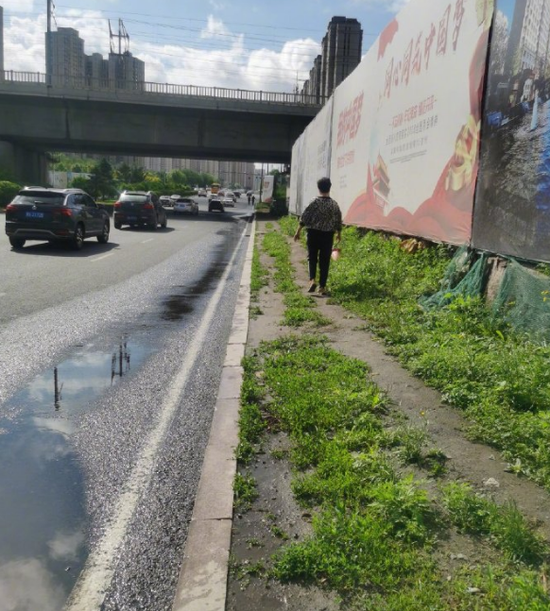 哈尔滨西站附近三条道路启动人行道建设