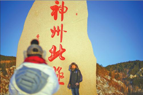 一对情侣正在相互录制小视频，第一次见雪难掩兴奋。记者刘心杨摄