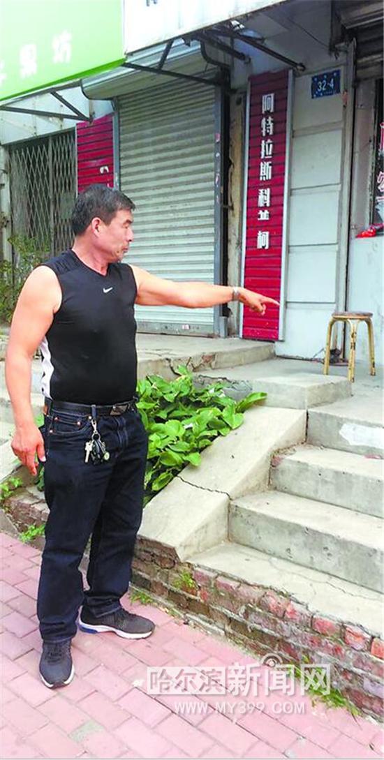 胡老汉向记者讲述事发过程。