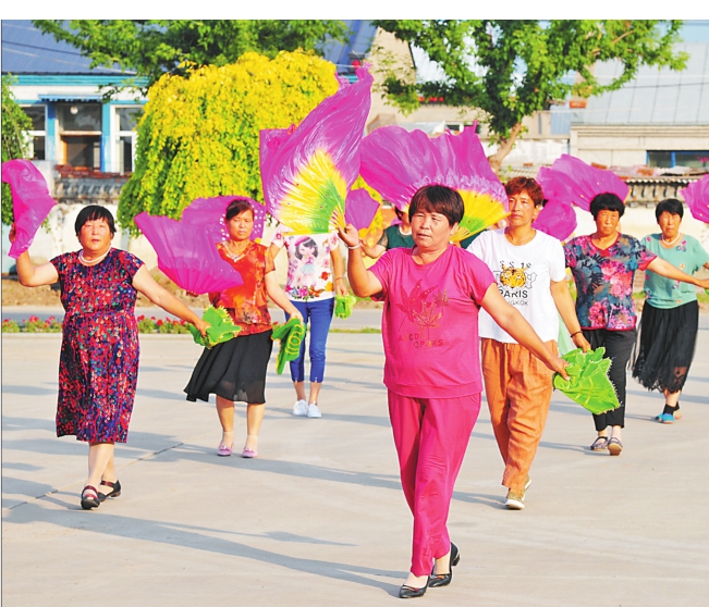 希勤满族乡希勤村村民在广场上扭秧歌。 本报记者蒋国红摄