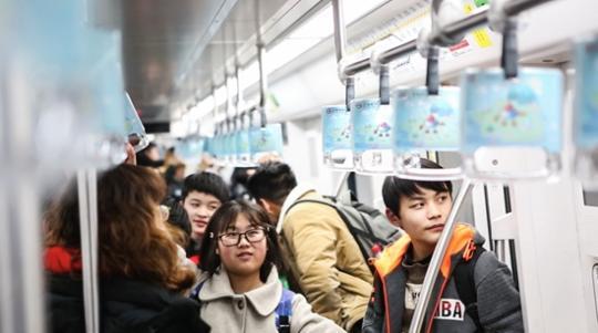 “城市职旅”学员在上海第一次坐地铁。