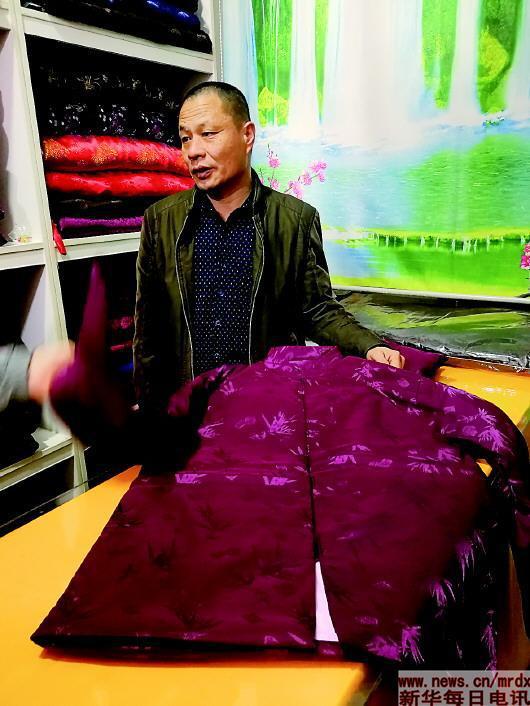 3月19日，刘绵海展示一款寿衣。记者黄海波 摄
