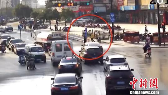 外卖小哥停下车,径直朝着大伯走了过去 兰溪提供