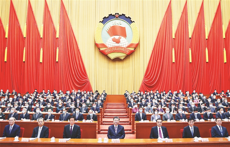 3月4日,中國人民政治協商會議第十三屆全國委員會第四次會議在北京人民大會堂開幕。這是習近平、李克強、慄戰書、王滬寧、趙樂際、韓正、王岐山在主席台就座,汪洋代表政協第十三屆全國委員會常務委員會向大會報告工作。 新華社記者 鞠鵬攝