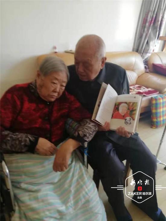 ↑ 梁军生前病重时与丈夫合影