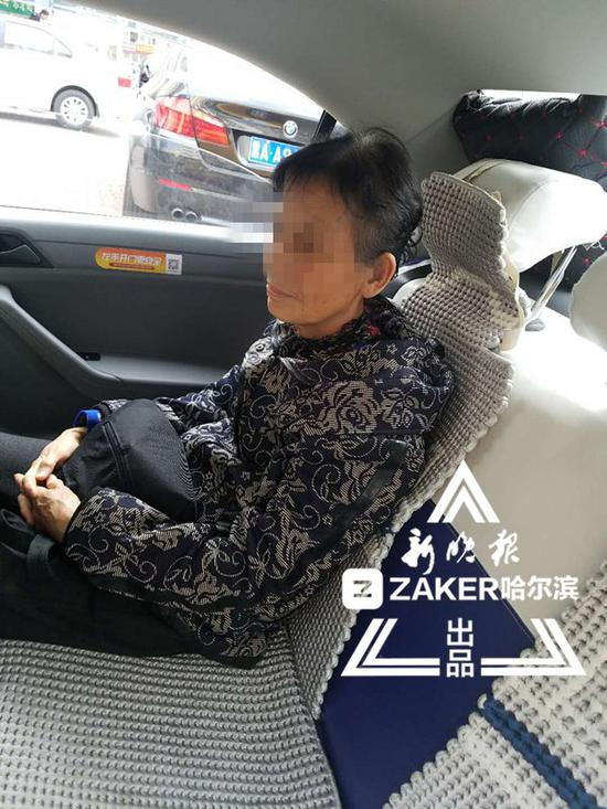 老人被安全送回亲人身边。