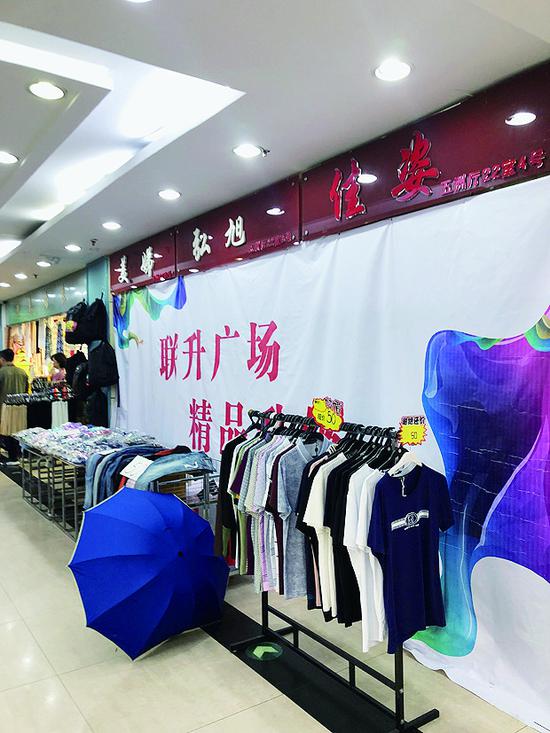如今地下商场很多空置的“精品屋”与摊位都在出租出兑。