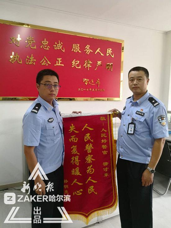 15 日,张阿姨特意制作了一面锦旗送给派出所民警,感谢帮她找回了钱包。