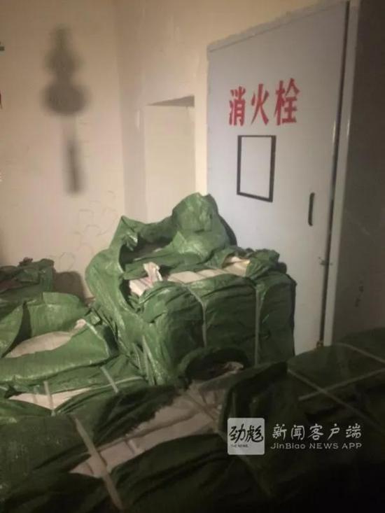 公共区域消火栓被杂物堵