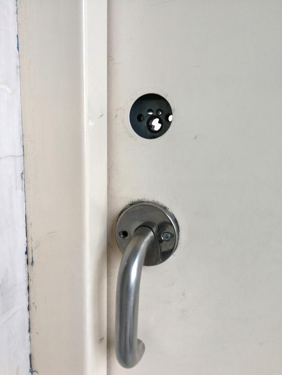 哈市小区消防连廊天台安全门被锁死 楼梯间堆