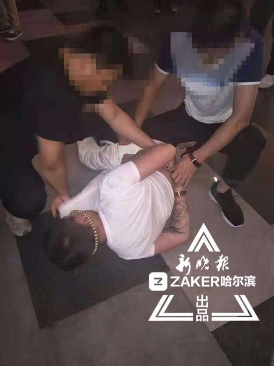 警方抓捕毒贩 ↑