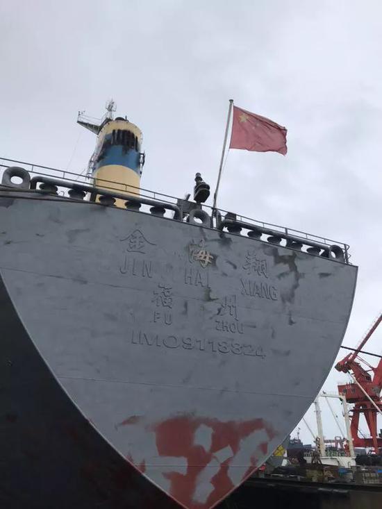 5月26日，停靠在龙眼港船埠中的“金海翔”号货轮。 新京报记者祖一飞 摄