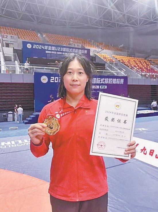 冰城女将高宇飞72公斤级夺冠