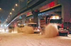 环卫作业车辆在南岗区宣化街桥下清冰雪。哈报手机记者 胡伟摄