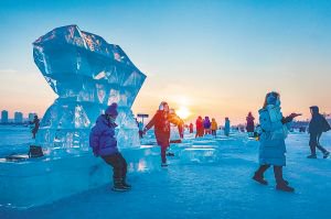 游客打卡哈尔滨冰雪游新IP“钻石海”。“哈报手机记者” 门奎摄
