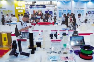 参会者在新材料产业博览会哈尔滨工业大学展位了解新材料产品