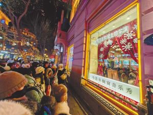 马迭尔橱窗音乐秀吸引众多市民和游客观看。哈尔滨日报记者 孙岩摄