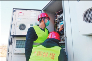 铁塔公司建设人员正在调测5G网络设备。