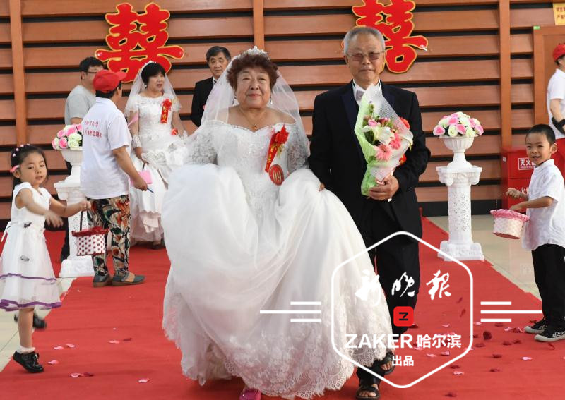 对这些金婚夫妇而言,容颜易老,爱情永恒 ……