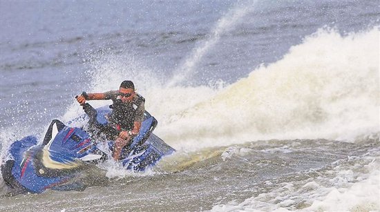 哈市两部门联合发布安全告知书 水上摩托艇也需“有证驾驶”