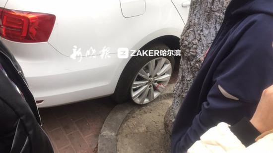 据说该男子没跑多远,就被警方捕获带走。