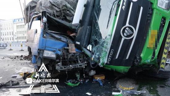 哈市文昌桥两翻斗车追尾殃及对向车道小货车 