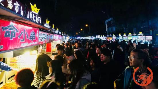 同一个摊位前，旺季的师大夜市爆满