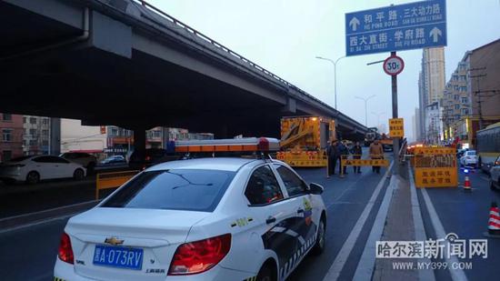 抢修开始后，桥下的道路减少了一条车道。