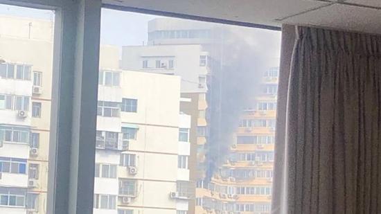 2月22日，北京市丰台区芳群园4区6号楼一住户起火。受访者供图