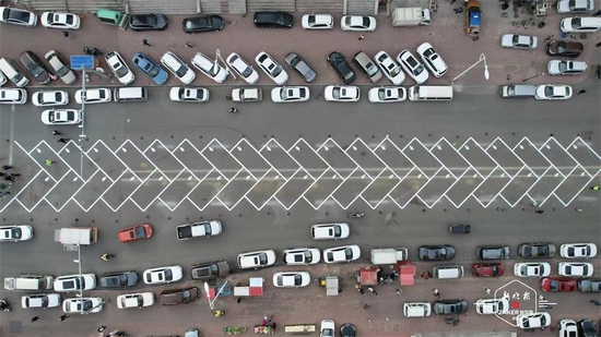 “麦穗式”停车位亮相冰城 哈市交警深挖停车资源 创新泊位管理模式