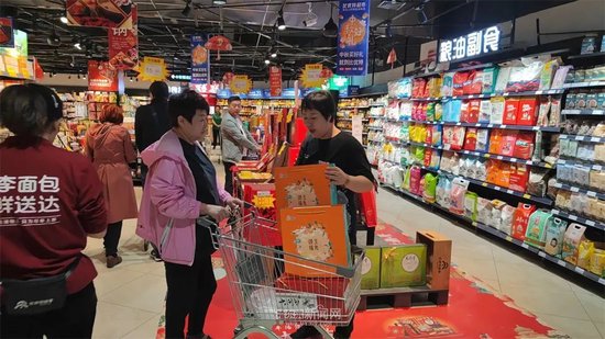 长假首日哈尔滨市民去超市主打“满载而归”