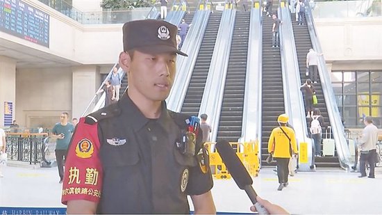 旅客扶梯摔倒 特警翻越护栏 5秒钟赶到救人