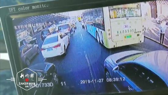 公交进站时与轿车剐蹭 ↑