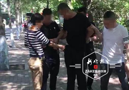 猥亵女童的男子（左三）被众人抓获，视频截图