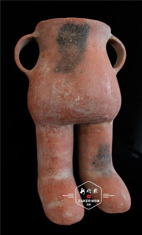 ▲红山文化双耳陶鞋，高 43cm，口径 20cm，距今 5000 年