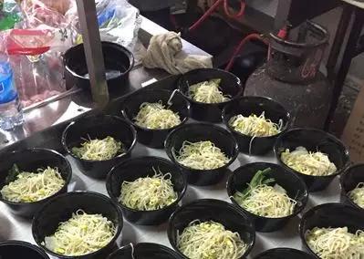 美团线下产品经理: 没食品经营许可证可先上线