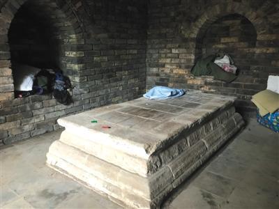 福清公主墓的后室堆满杂物，石棺床上有破旧的被褥。有人把它当成真的床在用。