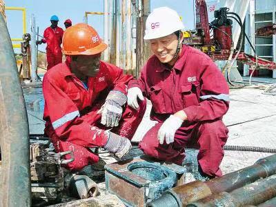 ↑ 李新民將油井打到國外。