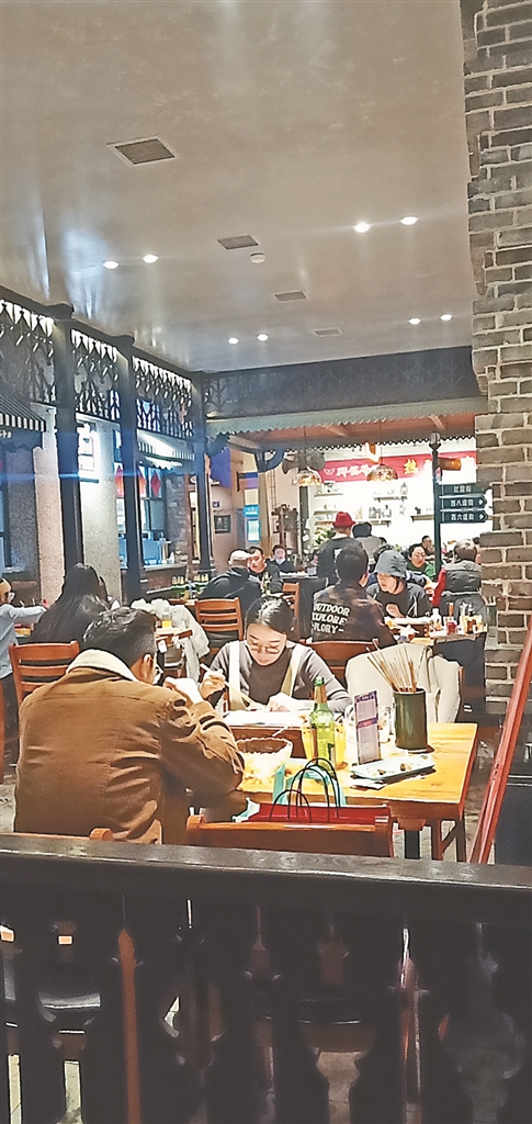 餐饮业人气回升。 本报记者 蒋国红摄