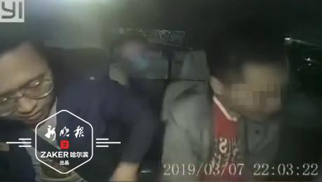视频截图，" 醉酒 " 男子在车内上演 " 崴脚 " 大戏