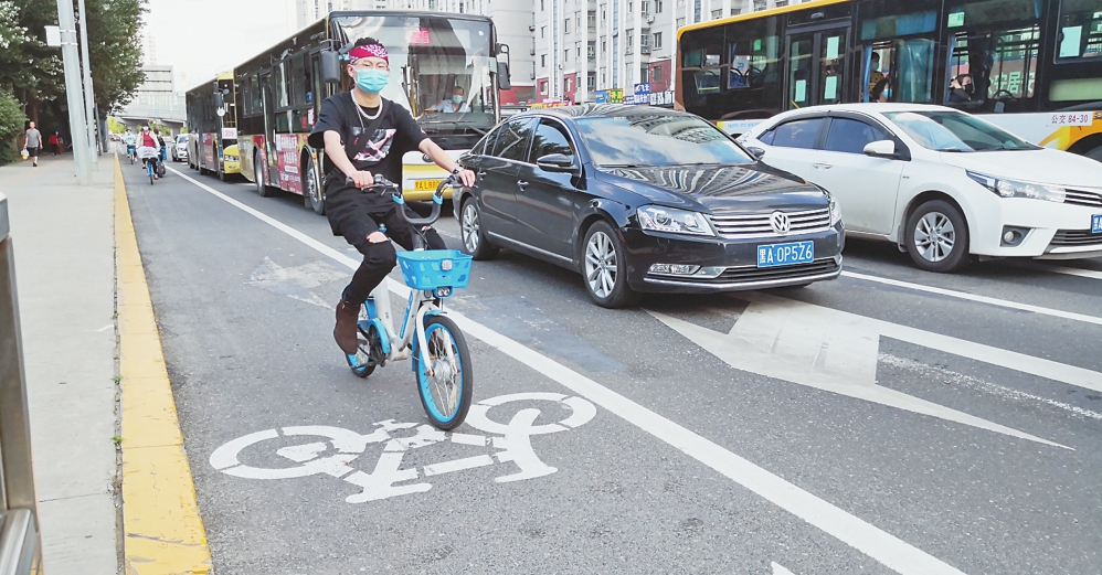 哈市部分街路近期施划了自行车专用道，便于市民骑行。本报记者苏强摄