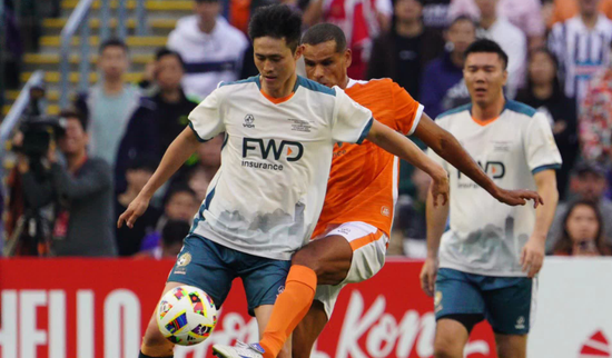 香港明星队球员陈伟豪用身位尝试阻挡里瓦尔多。