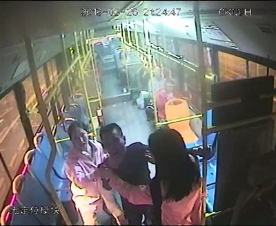 杨露璐(右)和施琴劝阻男子 视频截图