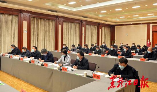 中省直有关部门负责同志参加会议。