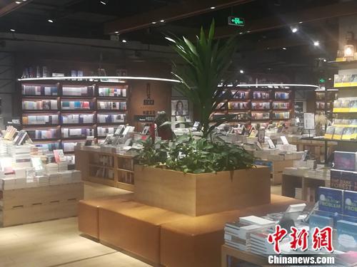 一家很有特色的书店。中新网 上官云 摄