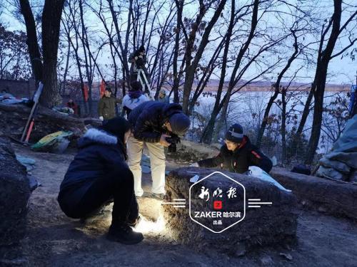 ↑ 考古队员在遗址现场进行考古研究。