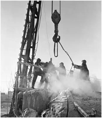 20世纪七十年代，大庆油田钻井工人在严冬里进行作业。 新华社照片