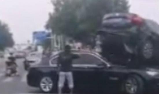 .毙 烟台男子驾叉车疯狂撞人致1死10余伤图片