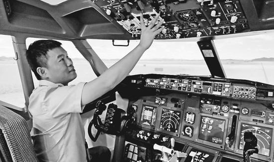 刘忠亮向记者介绍他带领团队研制的波音737模拟机。